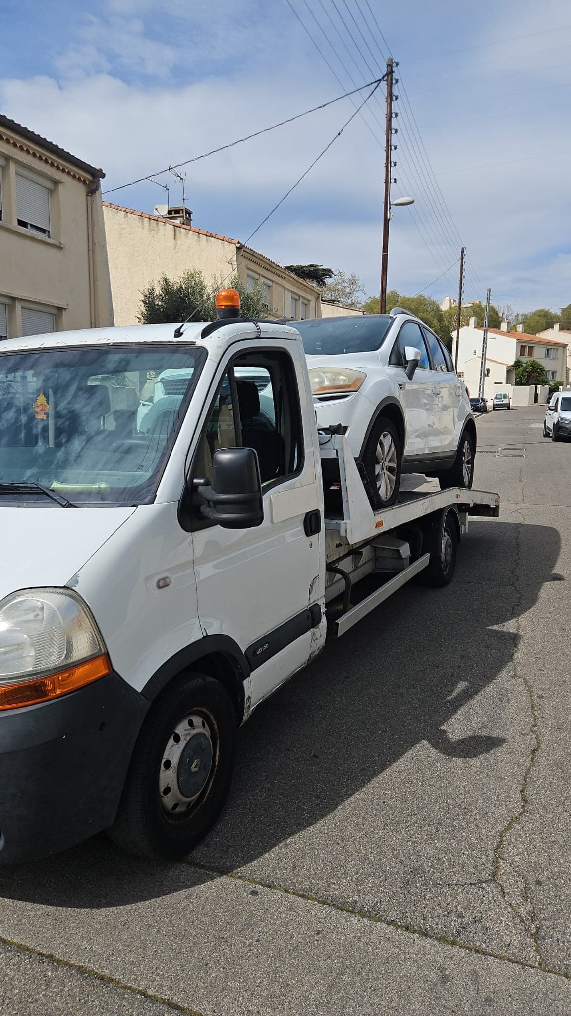 Remorquage de véhicule léger dans les rues de Marseille