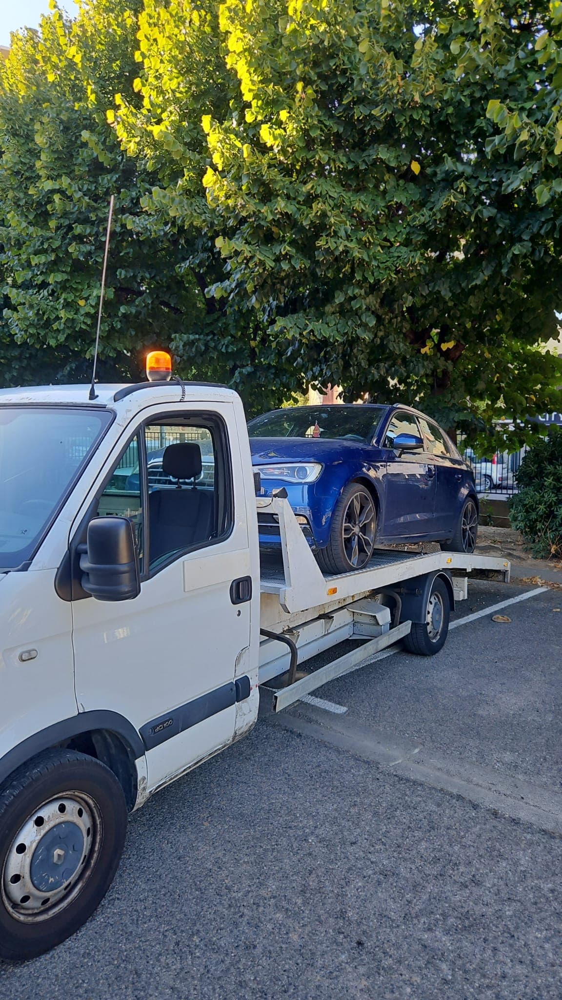 Transport d'une berline sur plateau à Marseille
