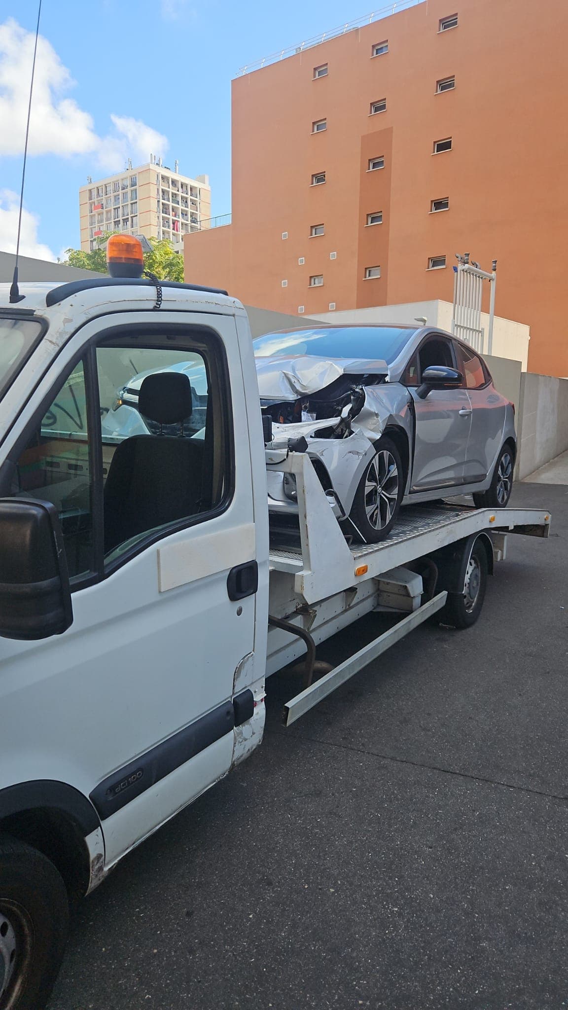 Remorquage d'un véhicule accidenté à Marseille